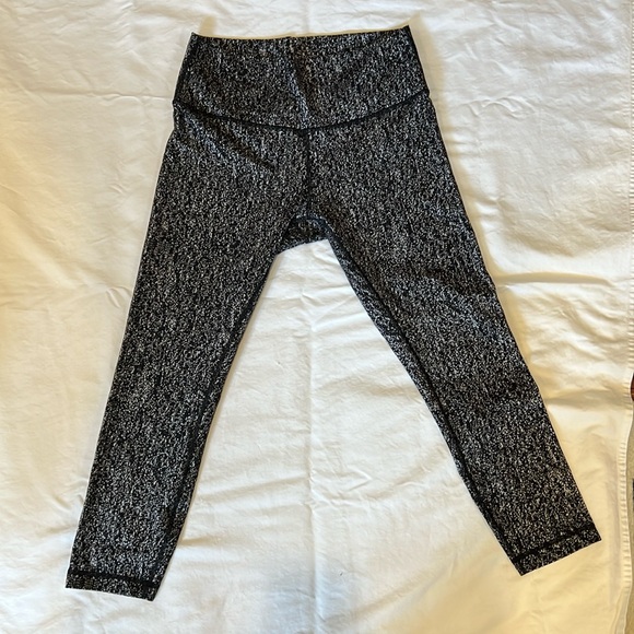 New Lululemon Wunder Under Crop High-Rise *21"
Luon Suited Jacquard Black White - Picture 4 of 9